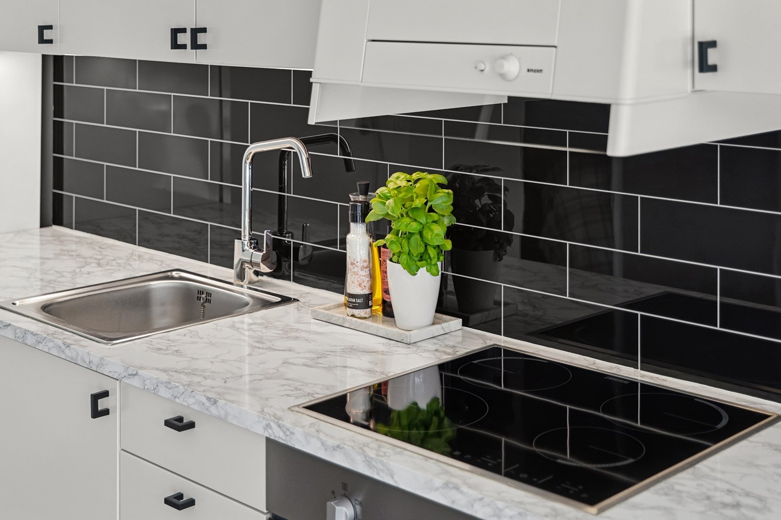 Kjøkkenventilator er montert over komfyr. Galleribilde