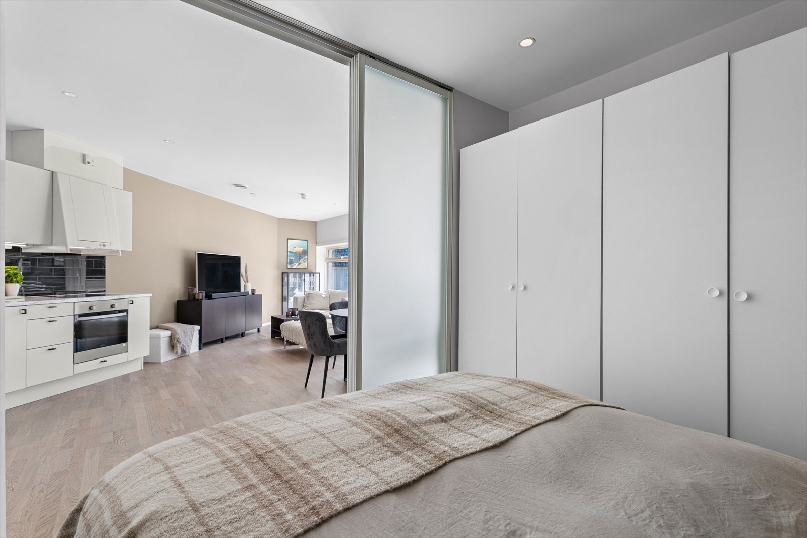 Alkoven har også god garderobeplass. Galleribilde