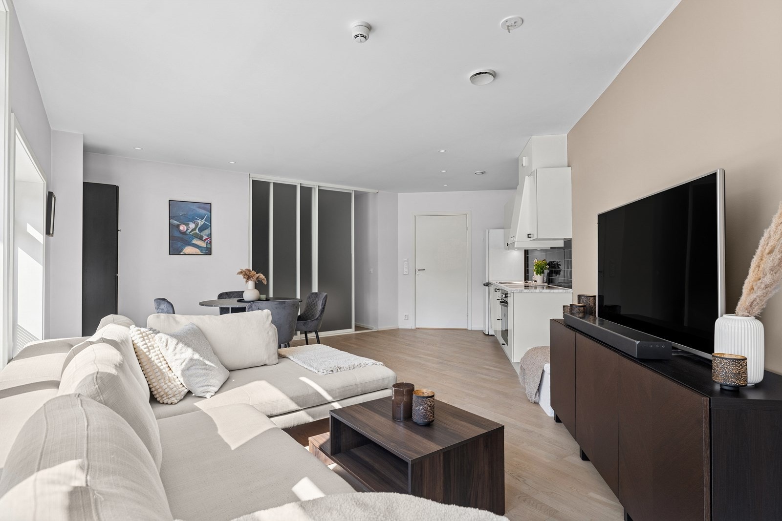 Kjøkken og stue er i åpen løsning, noe som skaper en god romfølelse. Galleribilde