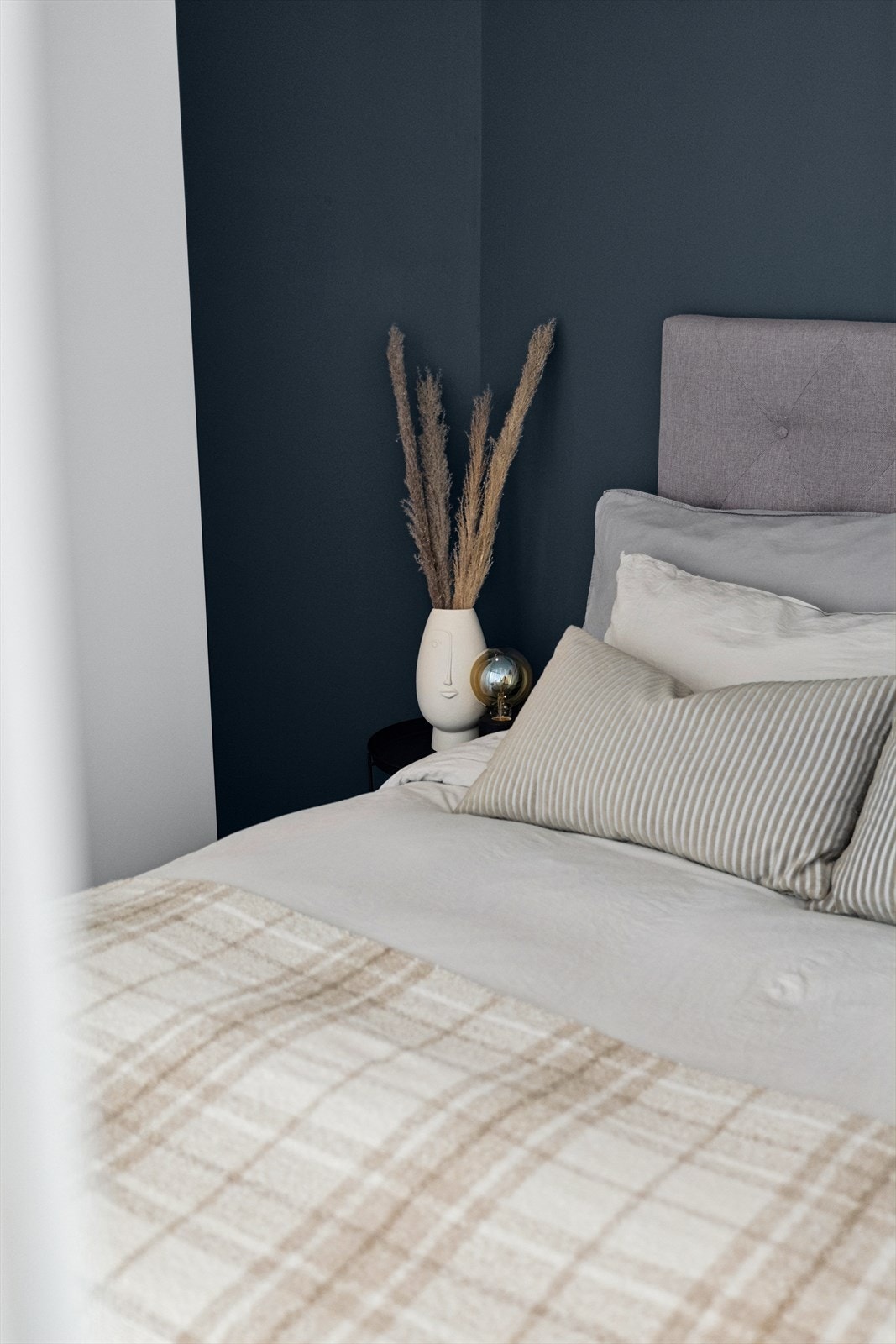 Rommet har en fondvegg malt i en dyp fargetone. Her er det lett å falle til ro. Galleribilde