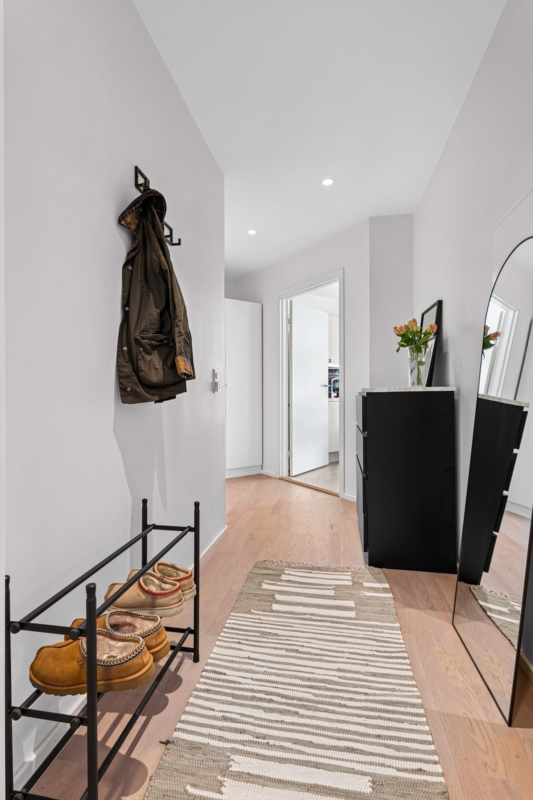 Entréen har plass til ulike garderobeløsninger. Galleribilde