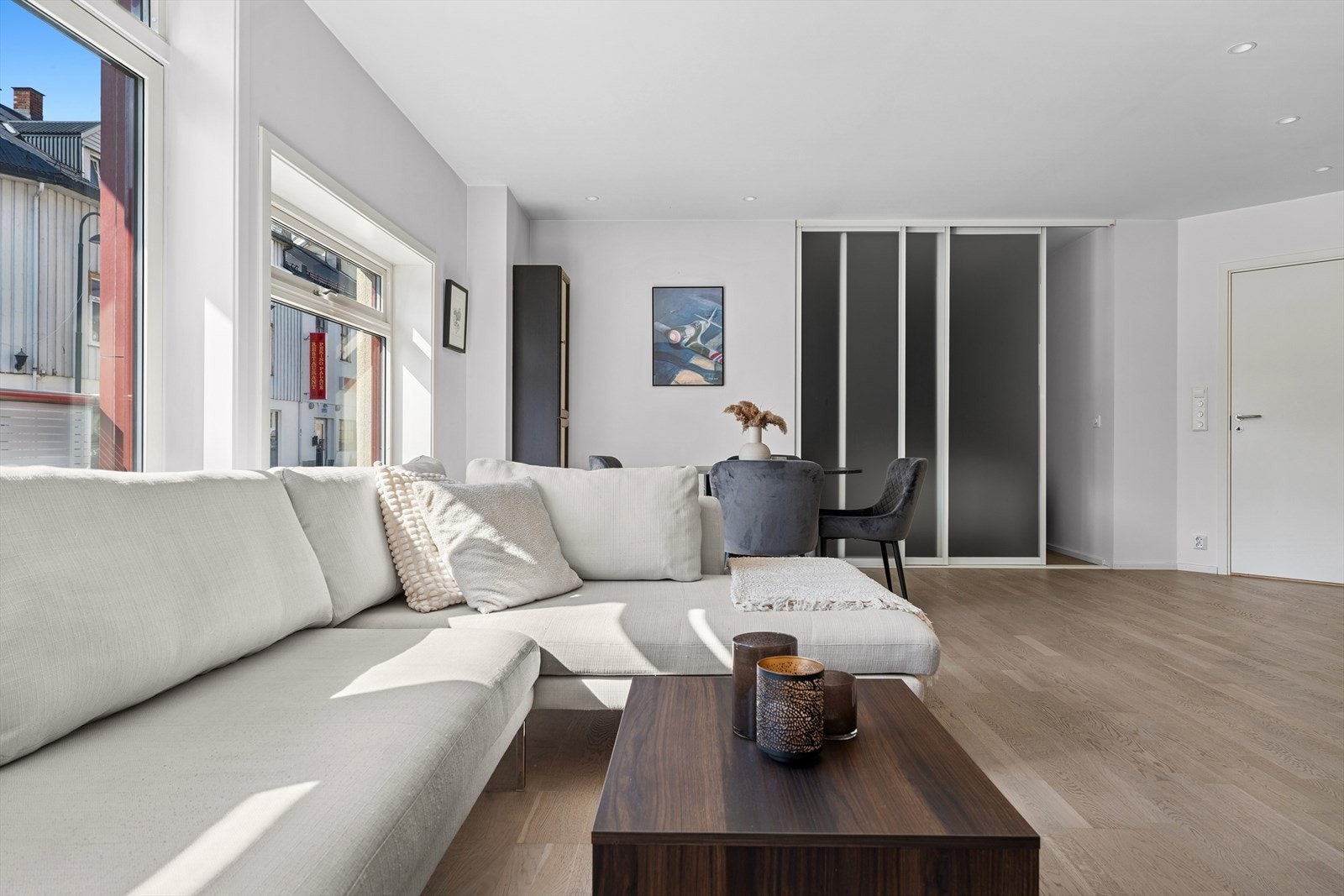 Leiligheten fremstår som moderne og stilfull med lyse og delikate farger. Galleribilde