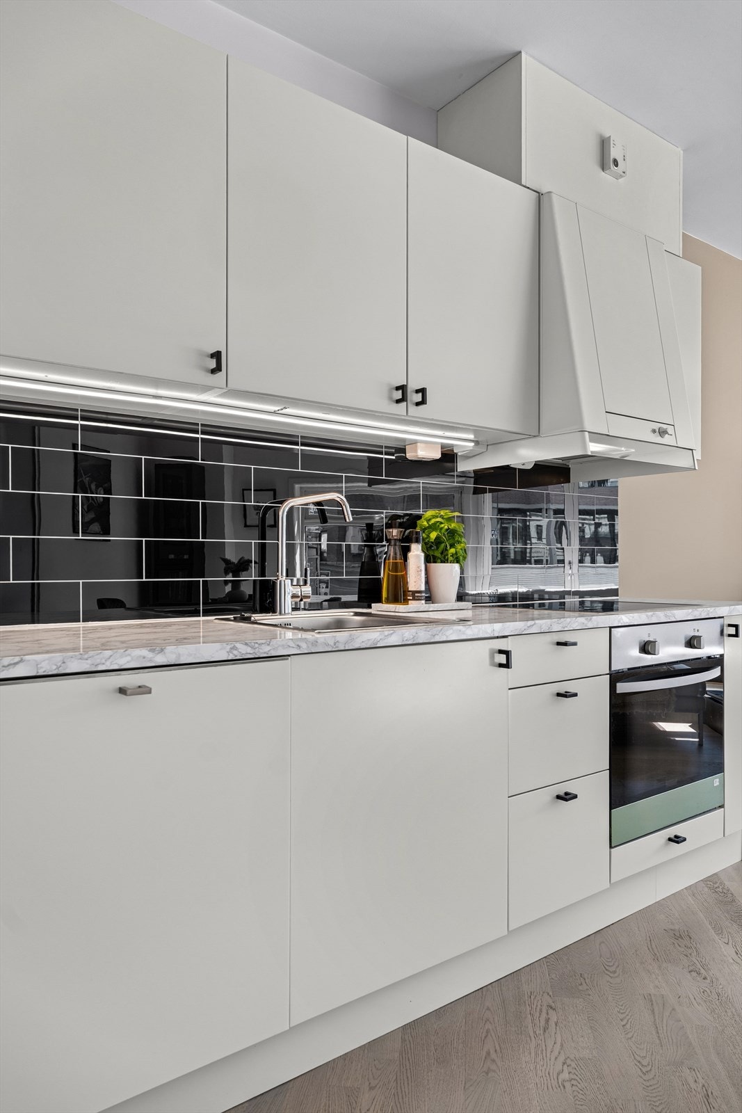 Kjøkkenet er videre utstyrt med integrert stekeovn, koketopp, oppvaskmaskin, og det er plass til frittstående kjøleskap. Galleribilde