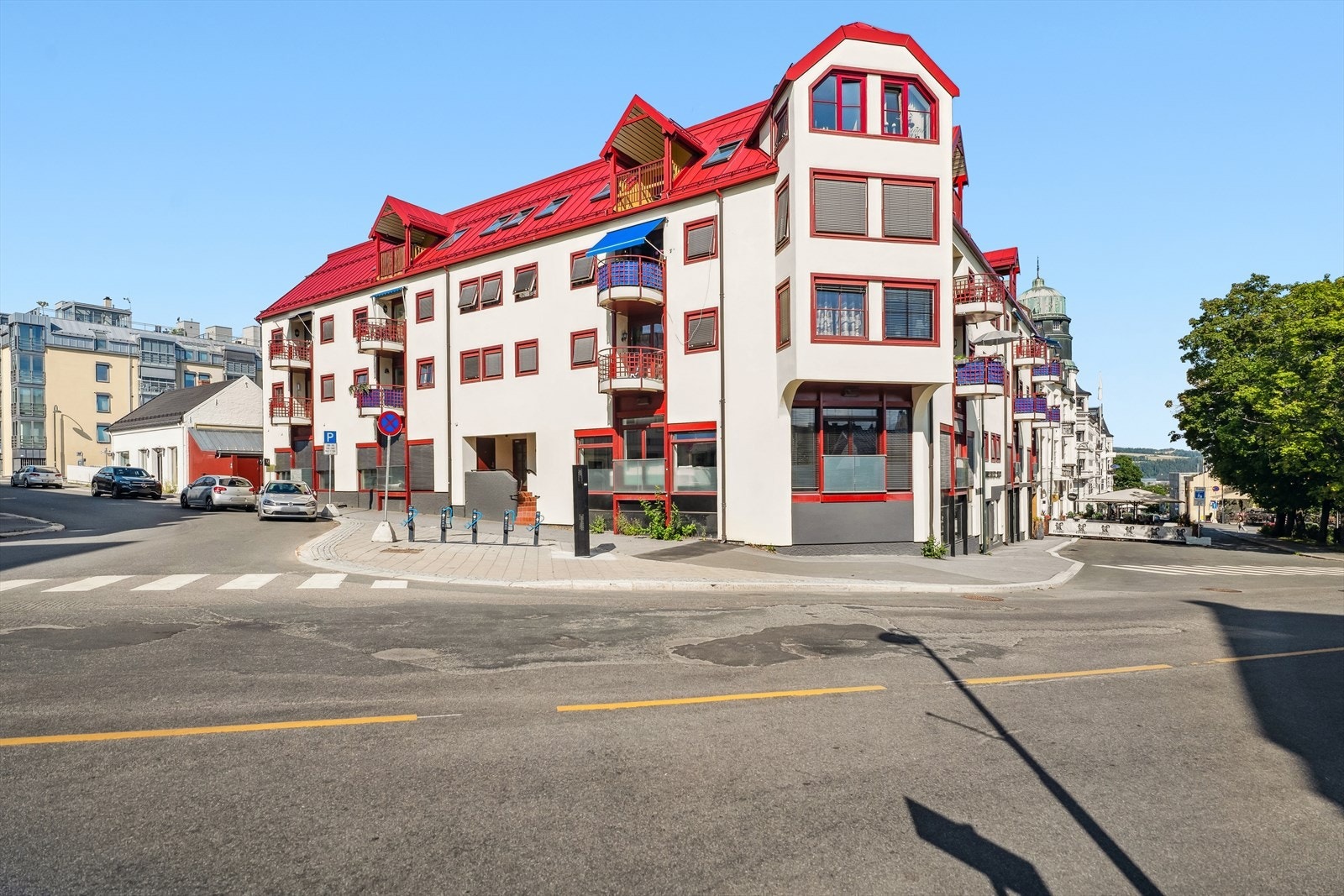 Leiligheten har en sentral beliggenhet med kort vei til butikker, kaféer, parker og byens puls - perfekt for deg som ønsker en urban og praktisk livsstil. Galleribilde