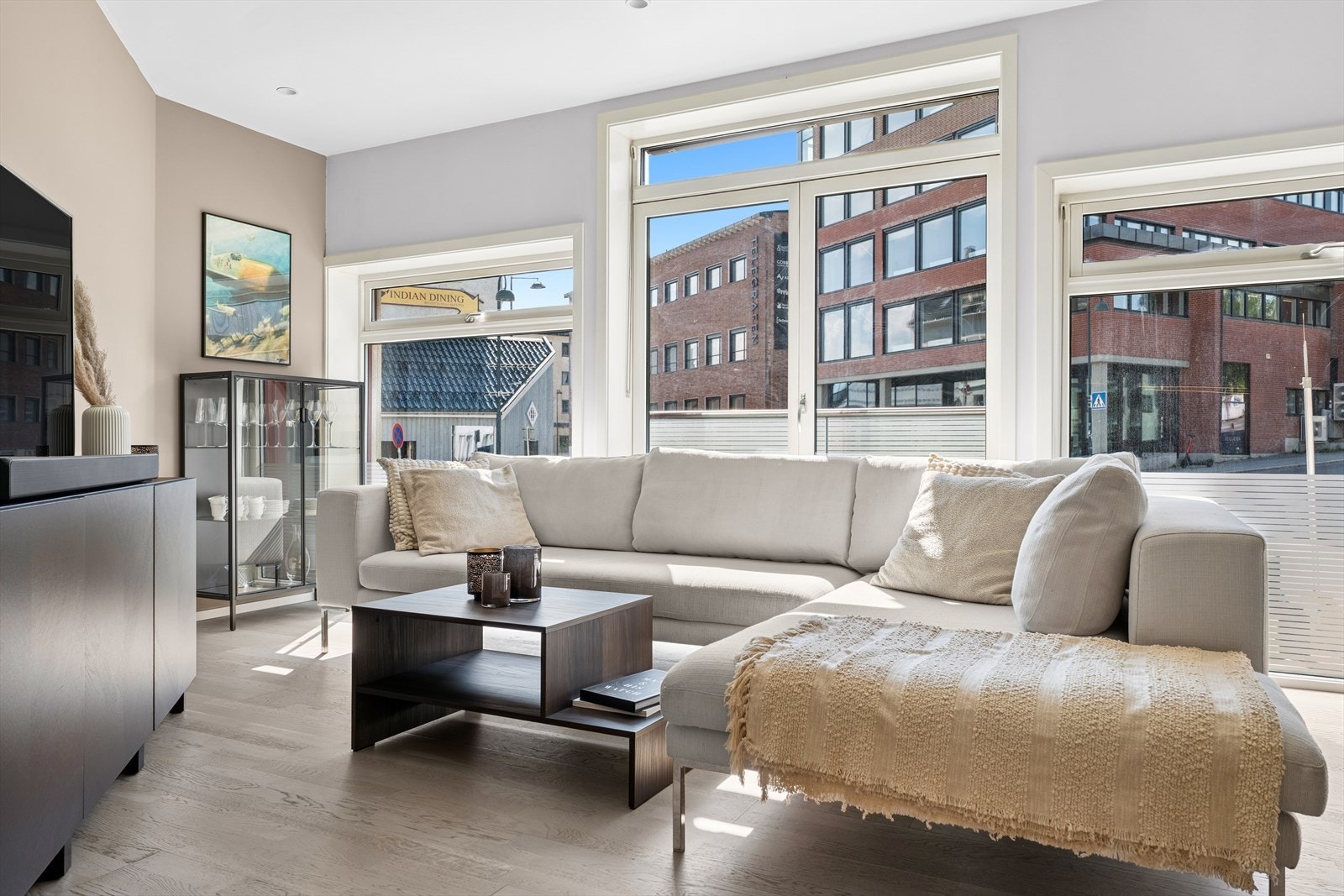 Stuen har gode lysforhold fra de store vindusflatene. Galleribilde