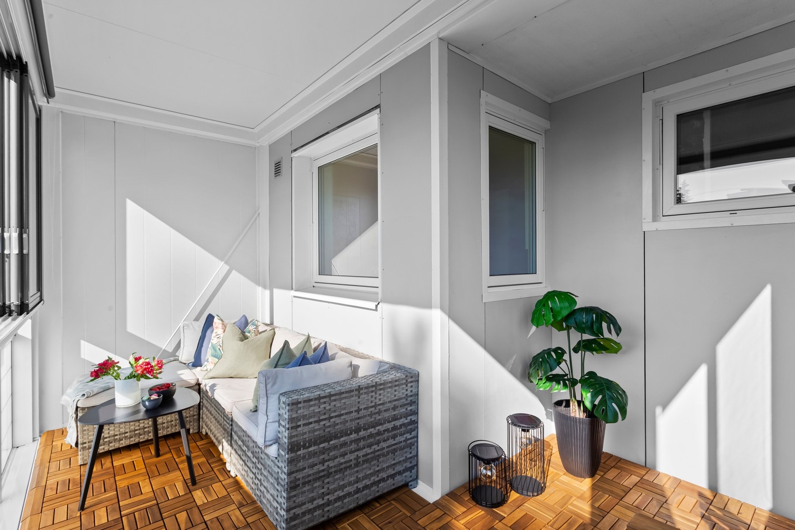 Her er det god plass til å innrede med ønsket møblement, og innglassingen kan skyves til side slik at sol og luft slippes inn. Galleribilde