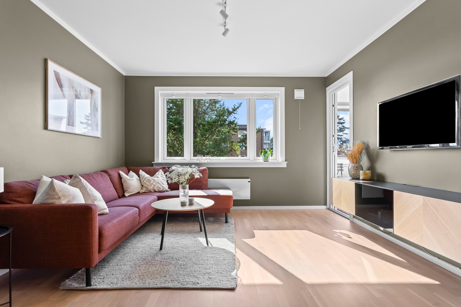 Lys og pen 3-roms i høy første etasje med vestvendt, innglasset, balkong og en svært populær beliggenhet i Mekanikerveien. Galleribilde