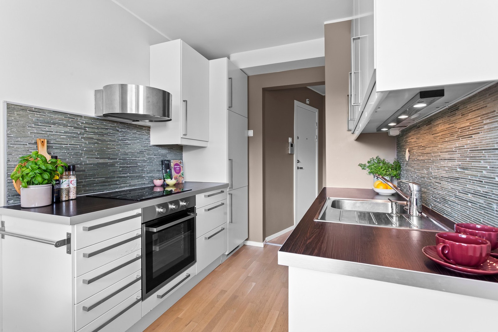 Videre er det vegghengt kullfilterventilator, benkebelysning og oppvaskkum med avrenningsfelt. Galleribilde