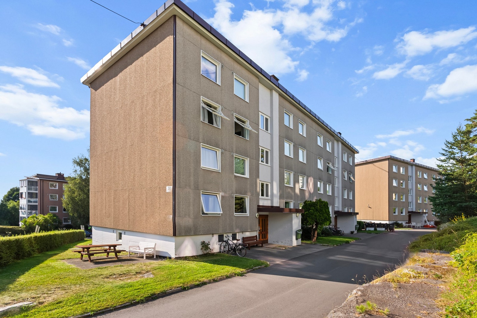 Blokken ligger fint til på et høydedrag, og leiligheten ligger fint plassert i en høy første etasje. Det er kun en liten trapp opp til leiligheten. Galleribilde