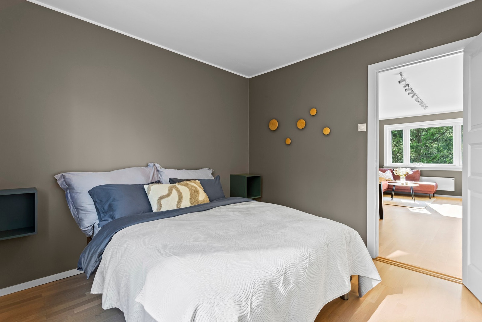 Leiligheten har to fine og romslige soverom med moderne fargevalg på vegger og pene overflater. Galleribilde