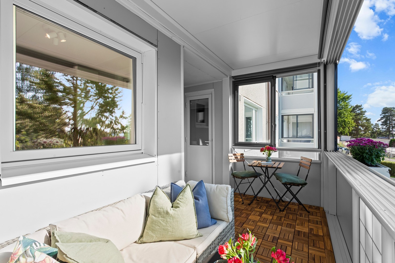 Balkongen har innvendige rullgardiner for solskjerming, dekke av treheller og en utforming som gir to naturlige møbleringssoner. Galleribilde