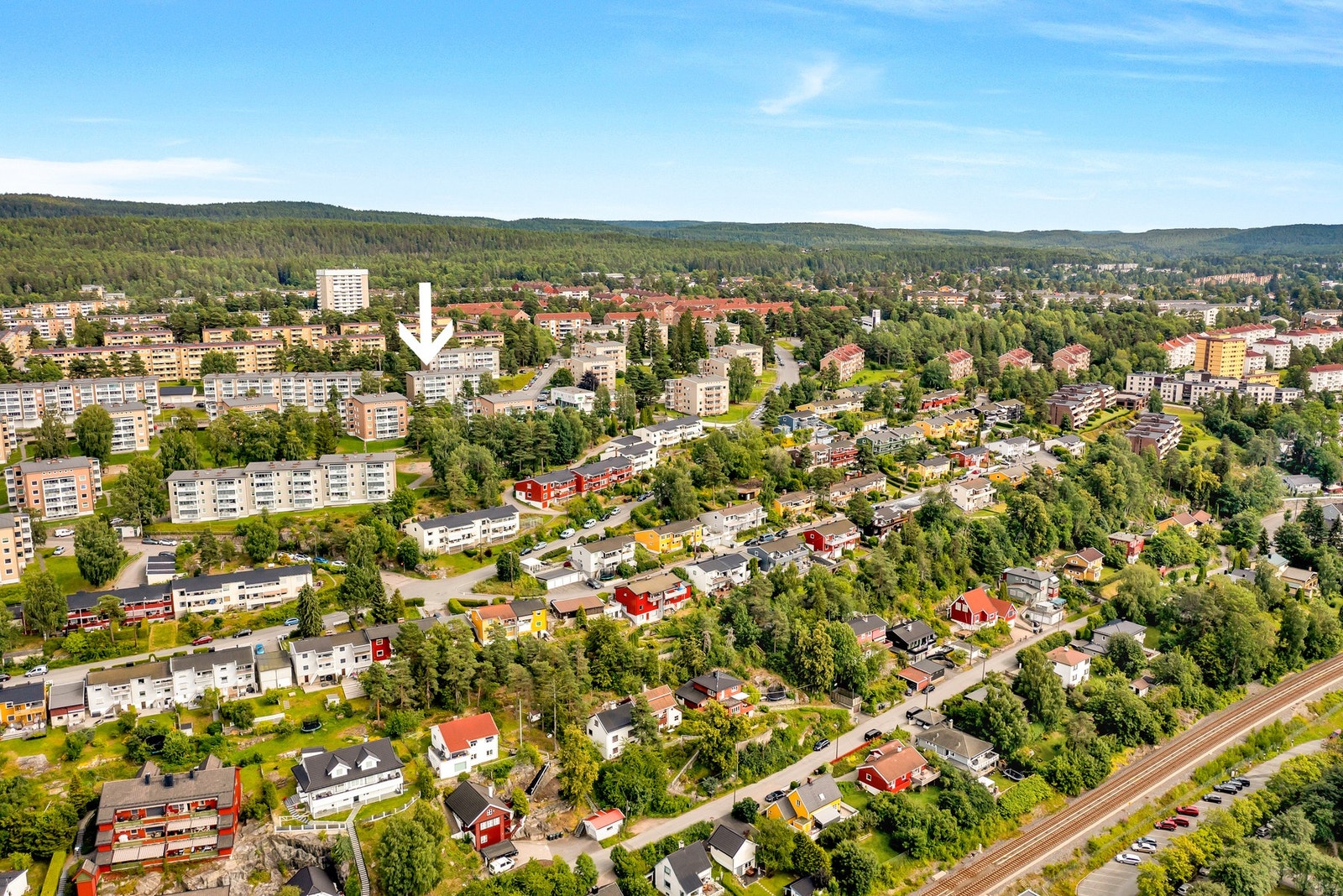 Fra boligen er det kun en kort spasertur opp til Østmarka i bakgrunnen. Galleribilde