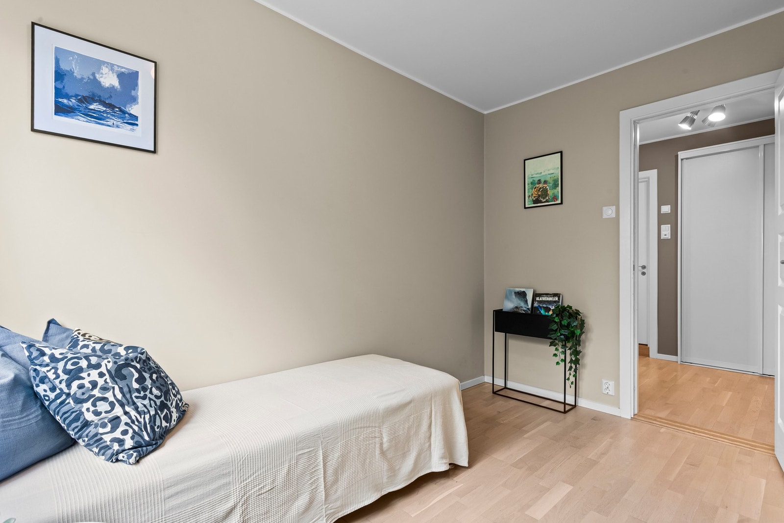 Dette soverommet har to doble garderobeskap, og det er for øvrig god lagringsplass i tre disponible kjellerboder med et samlet areal på ca. 8 kvm. Galleribilde