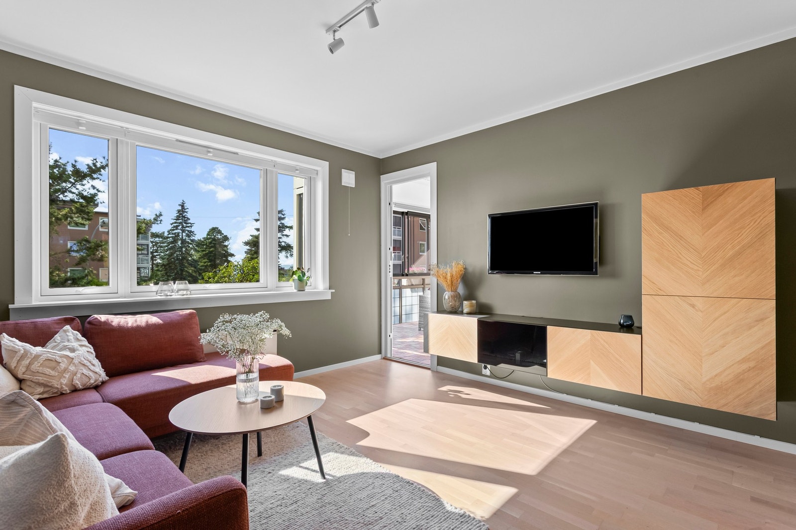 Stuen kan for øvrig skilte med et stort vindu og dør ut til balkongen, som gir en fin forlengelse av rommet. Galleribilde