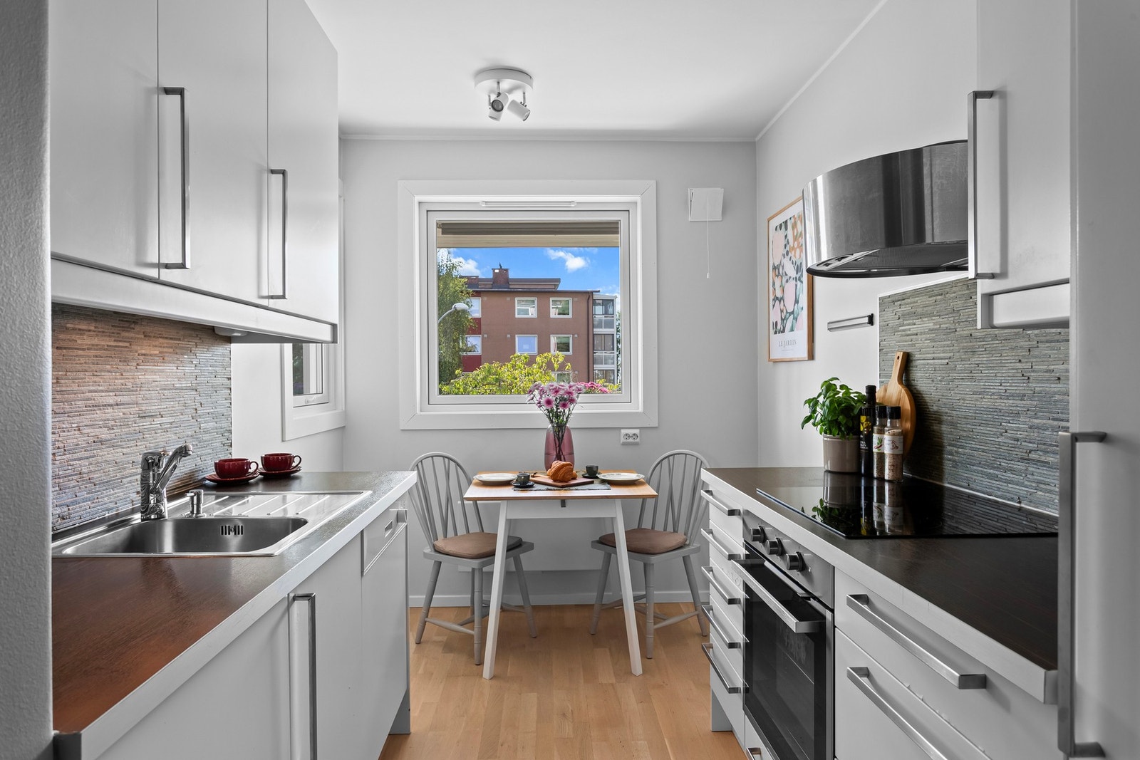 Kjøkkenet ligger i eget rom og har innredning fra 2010 montert langs to parallelle vegger. I enden av rommet er det avsatt plass til et lite spisebord under vinduet. Galleribilde