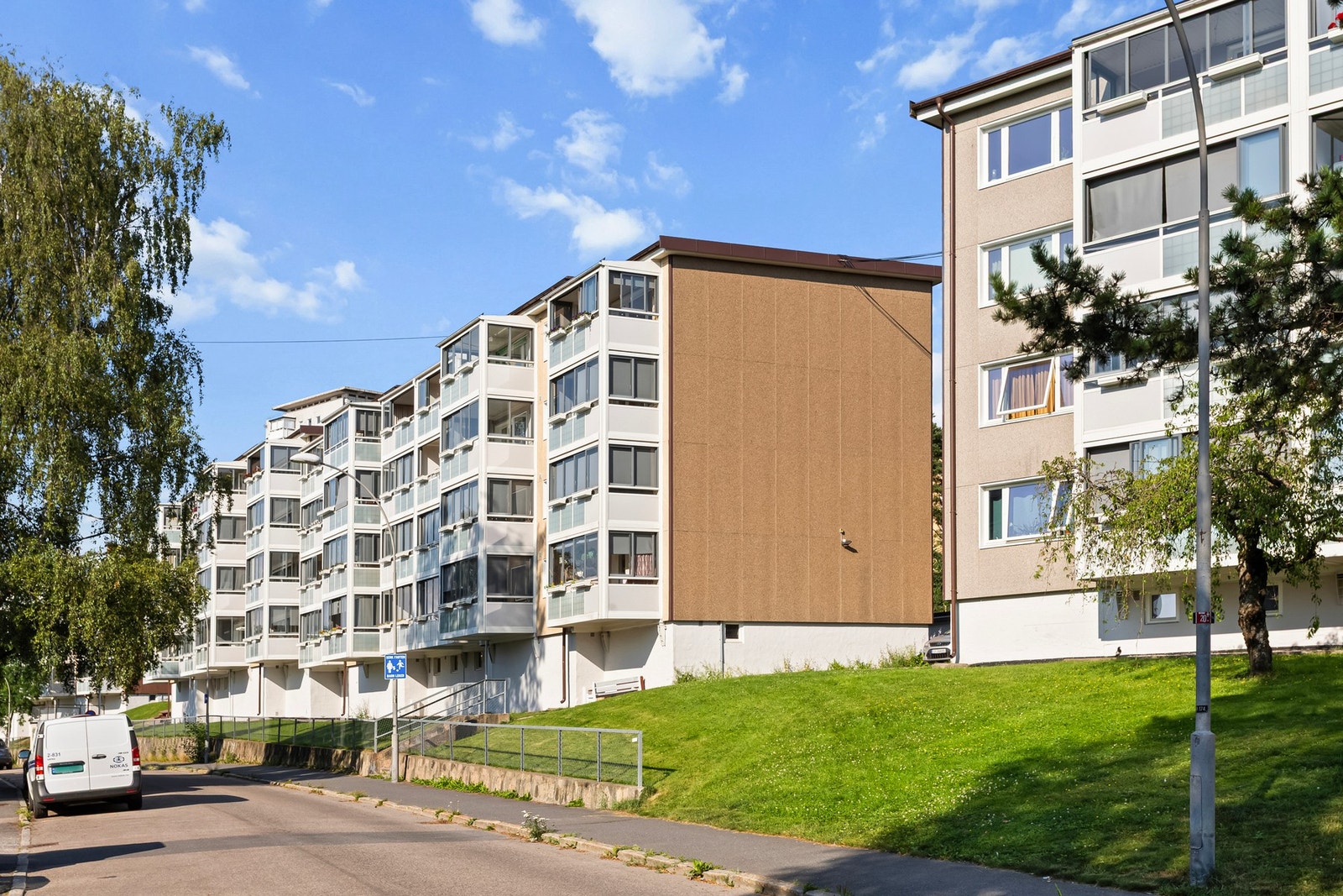 Borettslaget har to garasjeanlegg med totalt 73 garasjer og 148 parkeringsplasser for utleie til borettshaverne, plassene leies ut etter venteliste og ansiennitet. Galleribilde