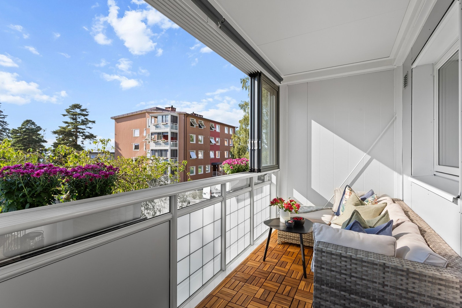 Fra stuen er det utgang til en romslig, innglasset balkong på ca. 10 kvm. Leiligheten ligger fint plassert i høy første etasje med kun en liten trapp opp til gangen. Galleribilde