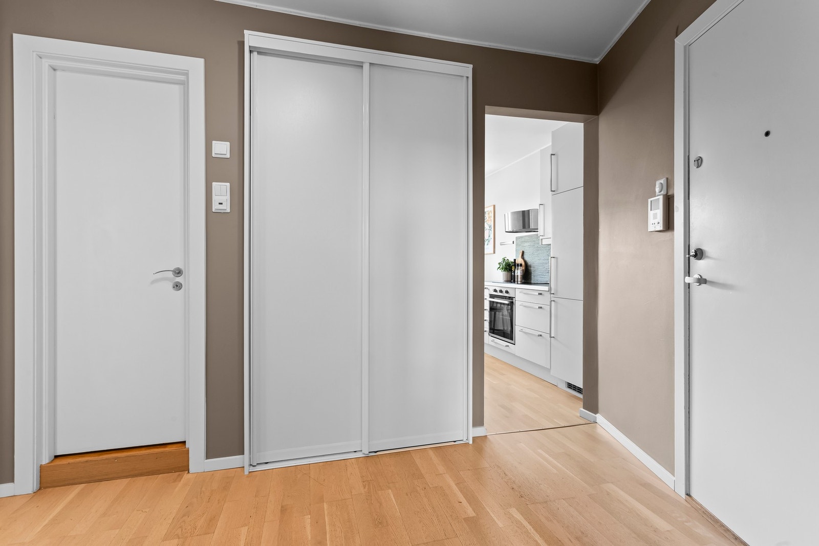 I gangen er det godt med lagringsplass i en dyp, plassbygd garderobe med hvite skyvedører. Entreen har for øvrig plass til annet, ønskelig møblement. Galleribilde