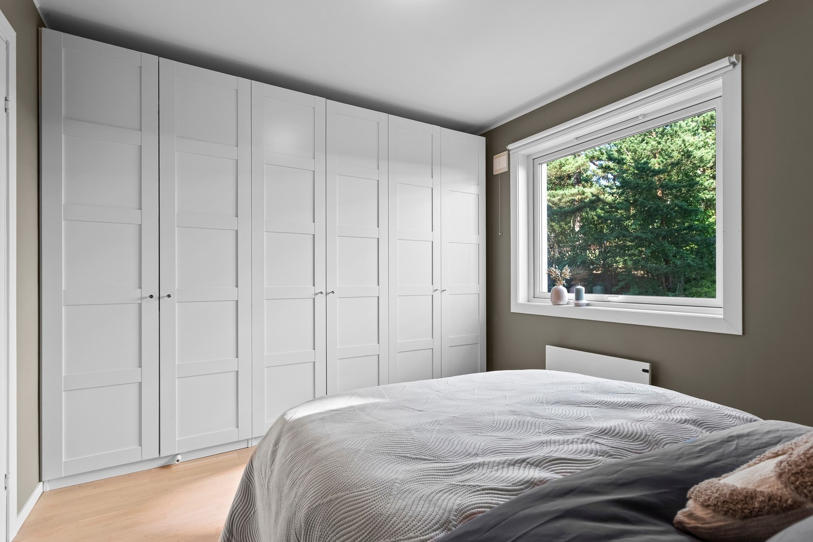Hovedsoverommet har god plass til dobbeltseng og har oppbevaring i tre doble garderobeskap langs den ene veggen. Galleribilde