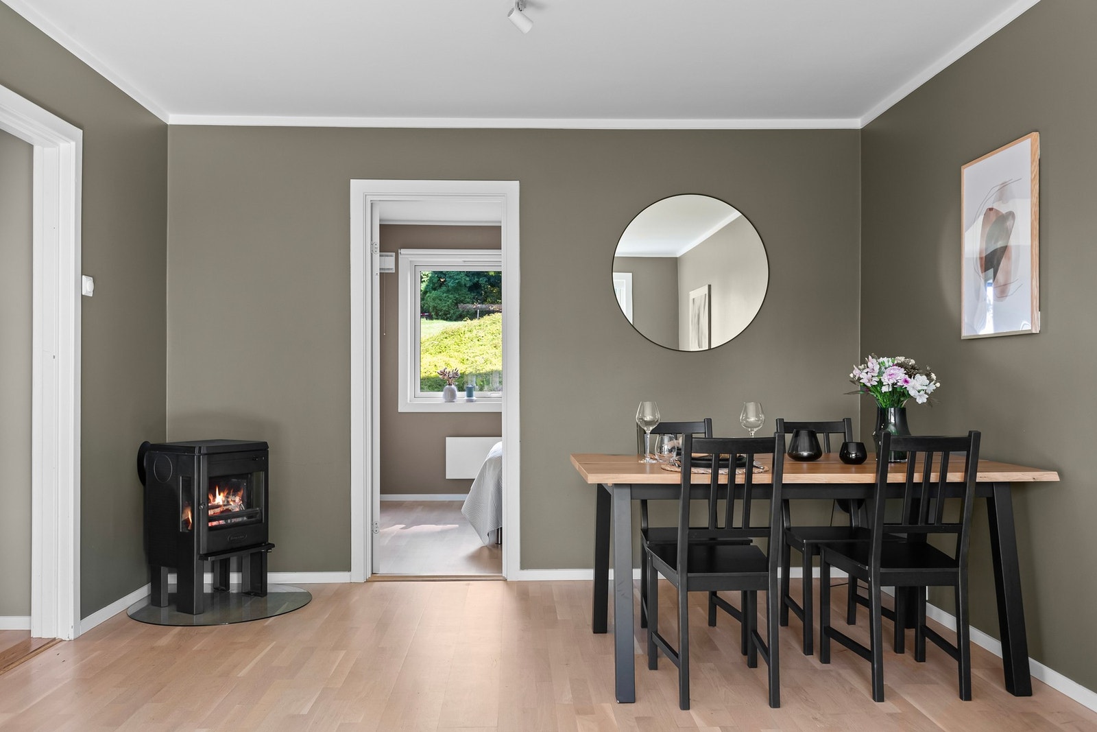 I det ene hjørnet er det en peisovn som varmer godt på kjølige dager, og har flammebilde som kan ses fra både spiseplassen og sofakroken. Galleribilde