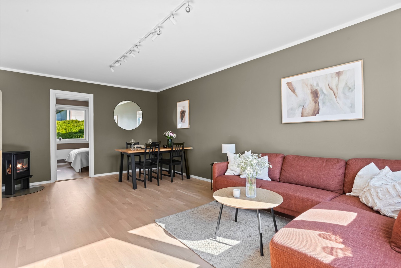 Stuen har to naturlige møbleringssoner, hvor det er fin plass til å innrede med både sofagruppe og spisebord. Galleribilde