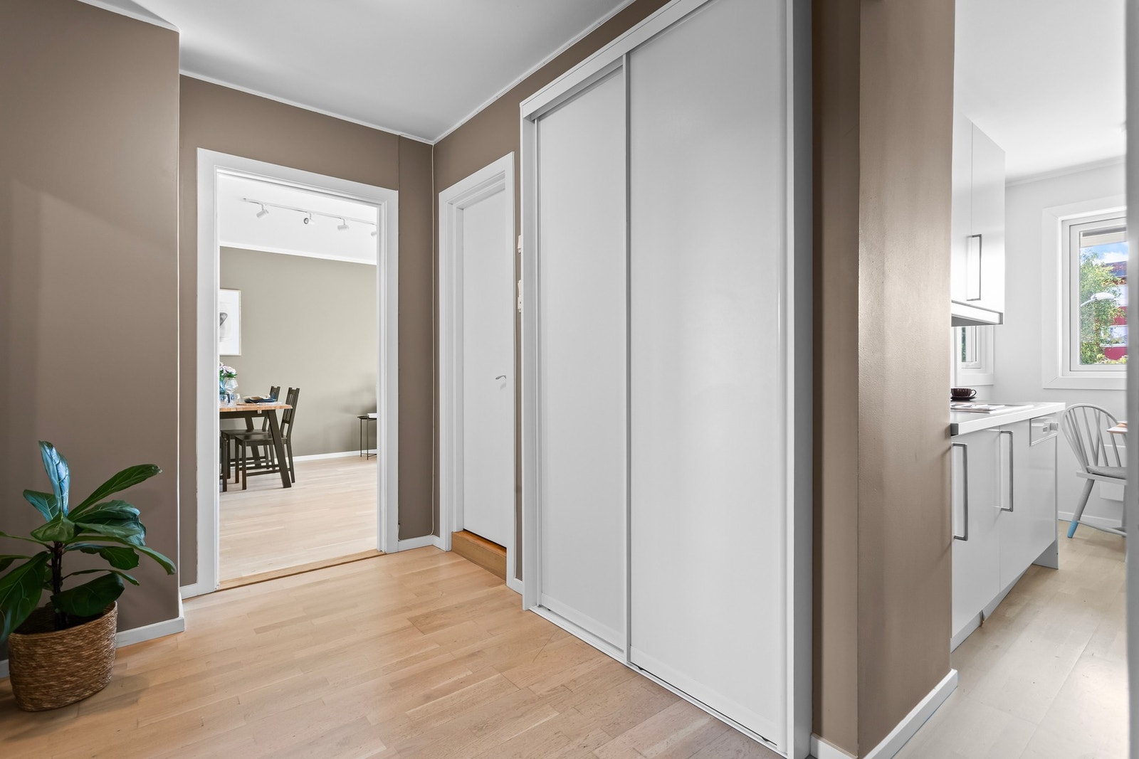 Via den romslige gangen tar vi turen videre inn på kjøkkenet. Galleribilde