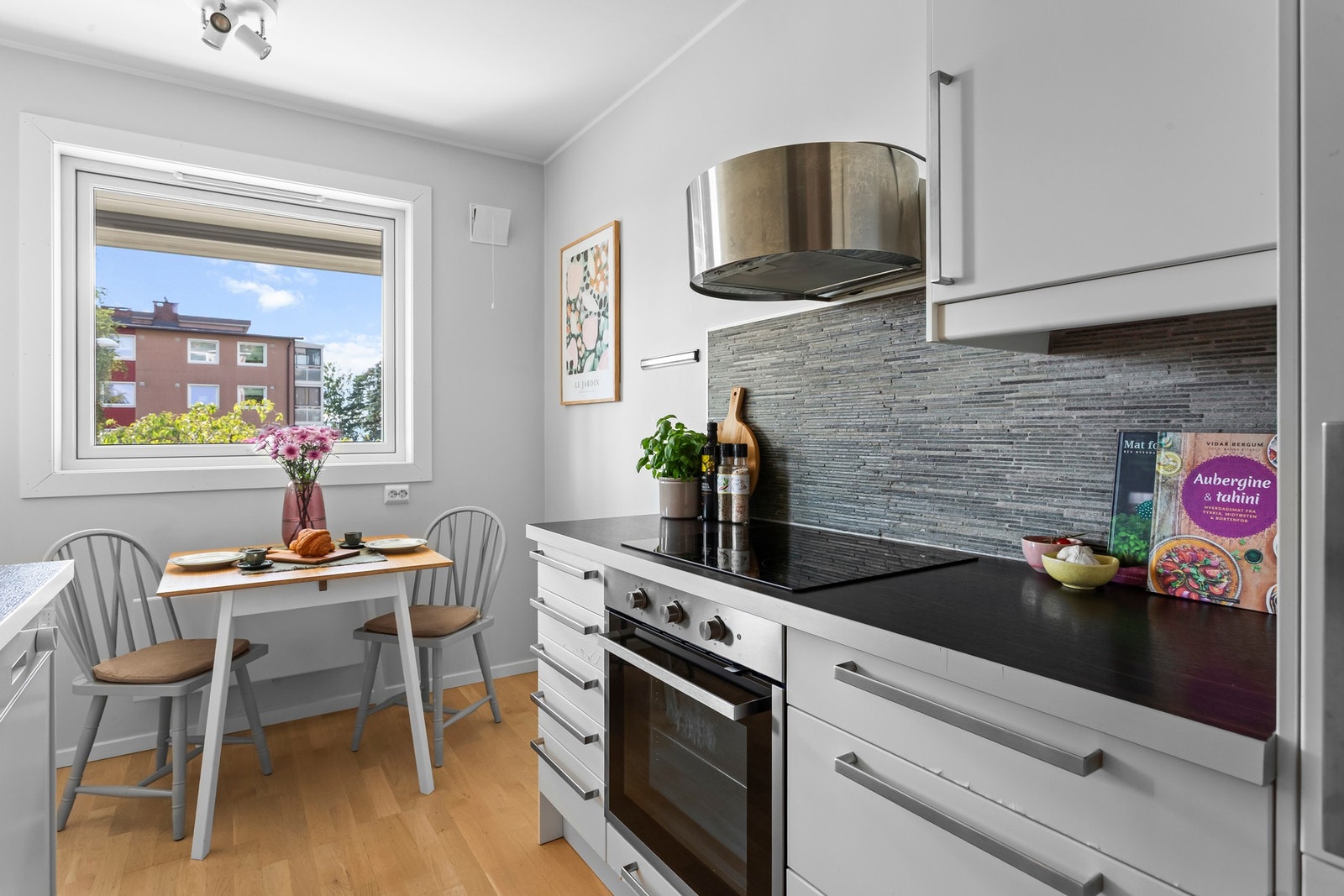 Kjøkkenet har integrert stekeovn fra 2024, koketopp og kjøleskap, samt opplegg for oppvaskmaskin. Galleribilde