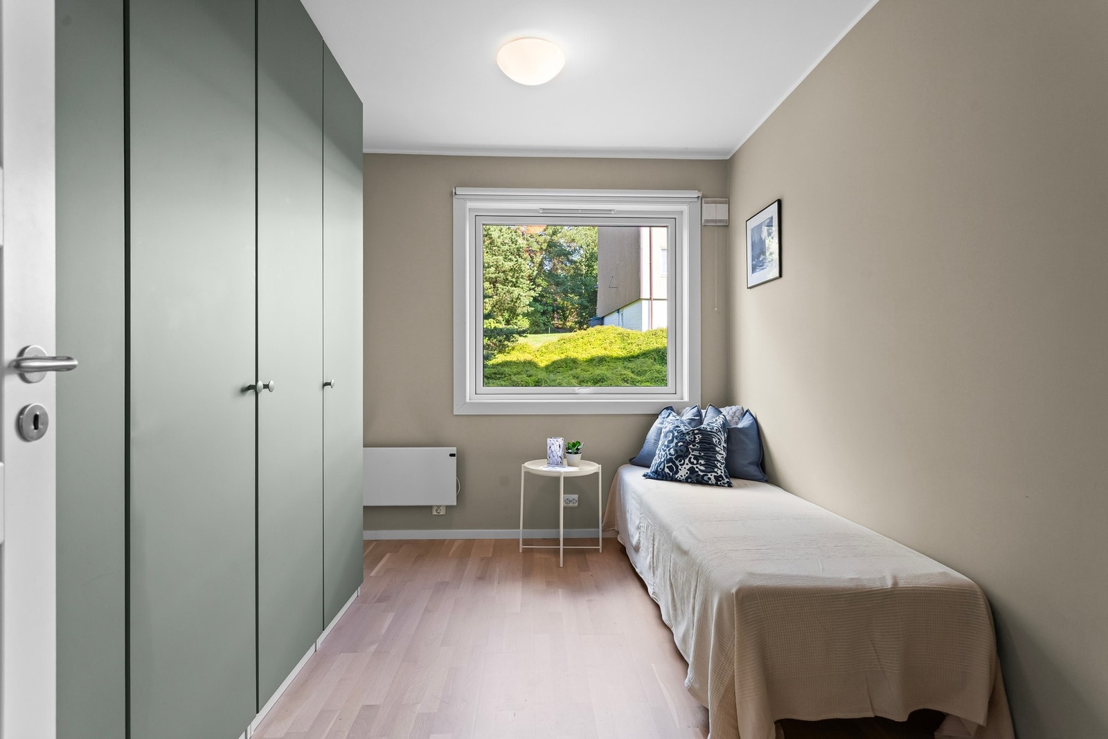 Soverom II er også av god størrelse. Soverommene ligger vegg-i-vegg og har vinduer mot øst, noe som gjør at rommene oppleves svale til kvelden. Galleribilde