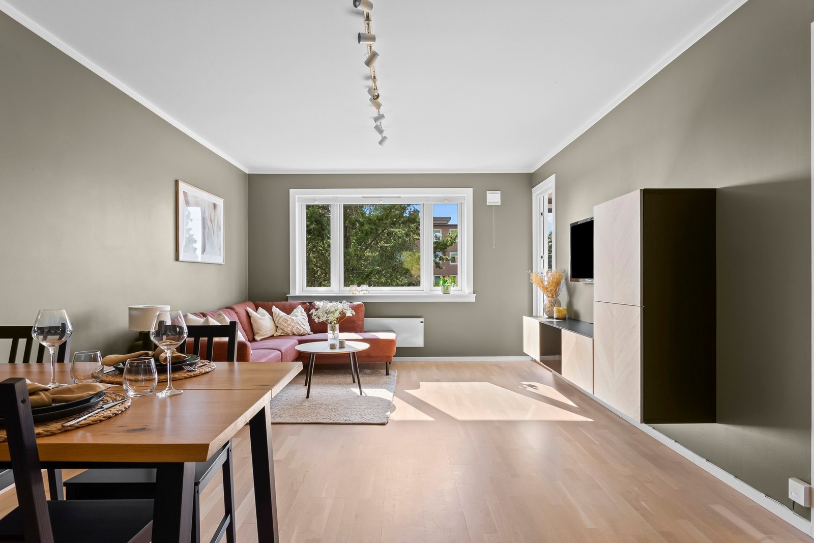 Leiligheten har god planløsning med mye lysinnslipp og pene overflater holdt i harmonerende farger. Galleribilde