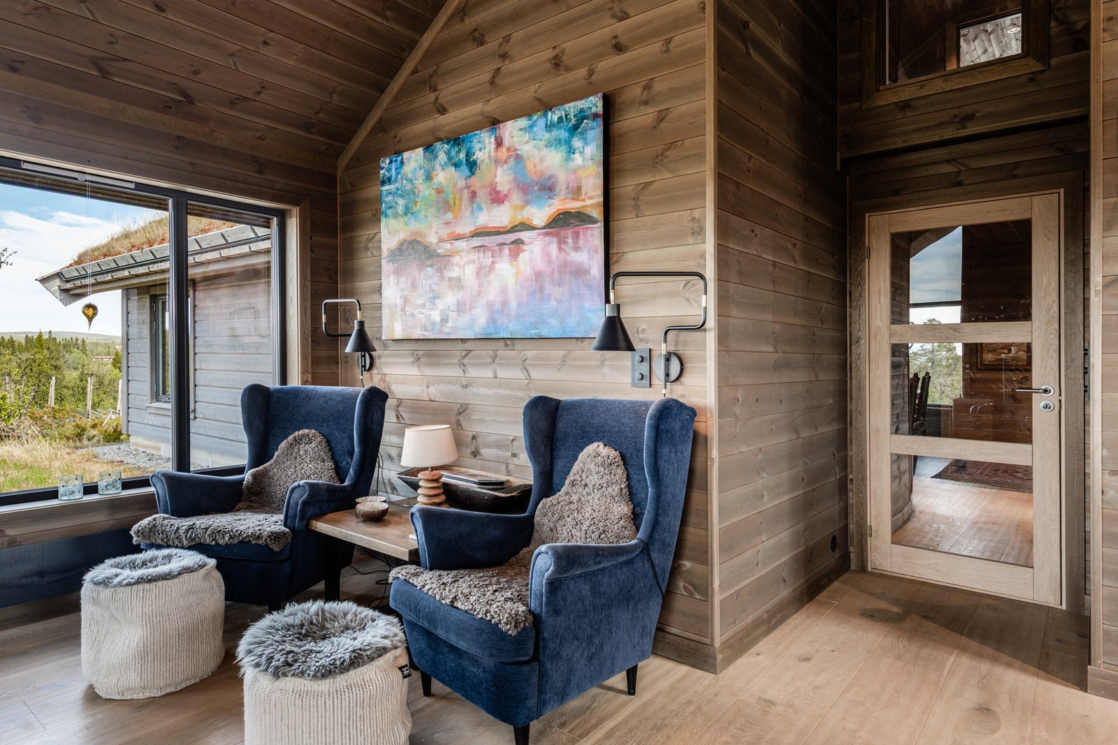 Kryp opp i godstolen med en god bok og fyr i peisen Galleribilde