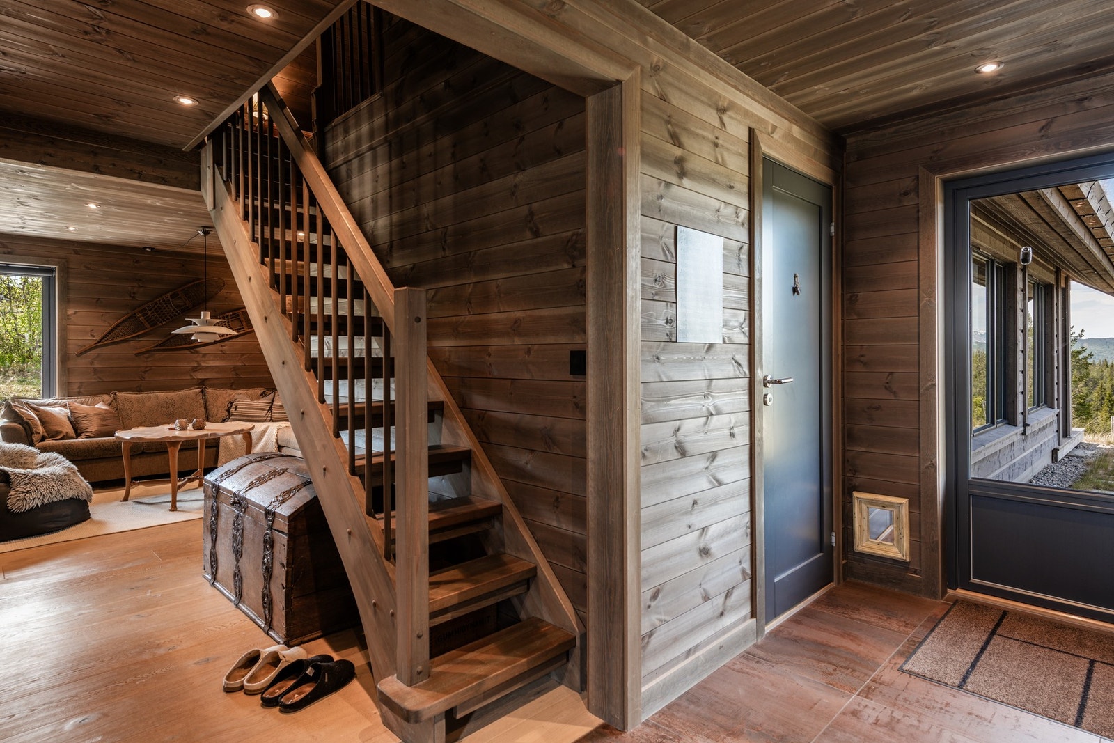 Fra hallen går trappen opp til hemsen Galleribilde