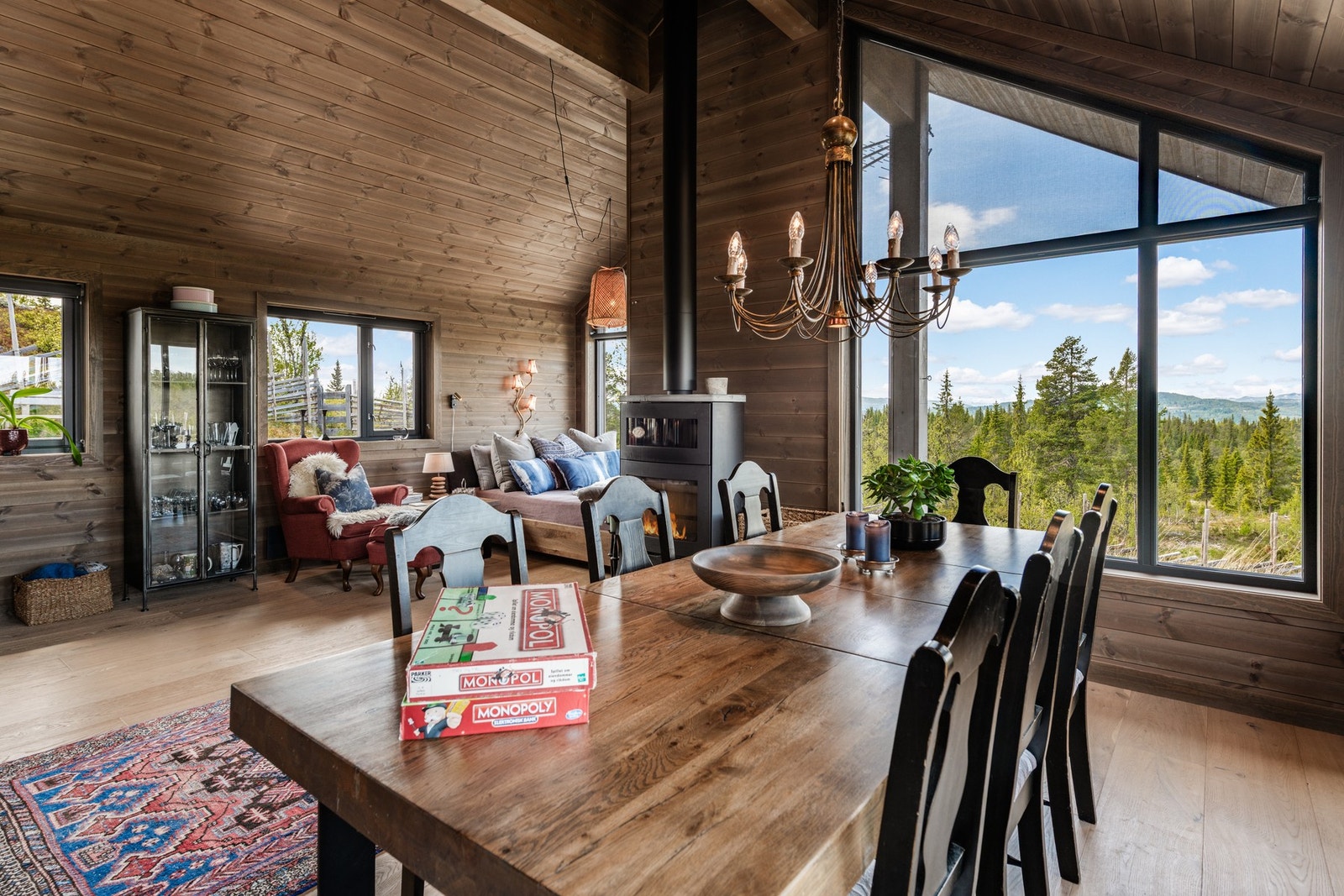 Sene kvelder med spill, kakao i koppen og naturen som nærmeste nabo Galleribilde