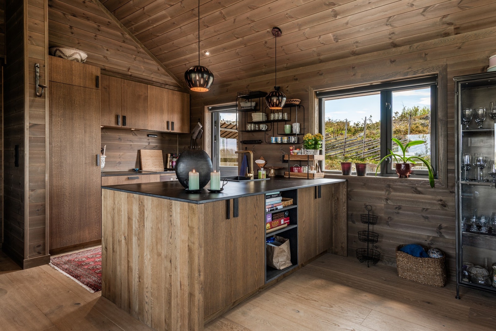 Kjøkkenet glir pent inn i omgivelsene Galleribilde
