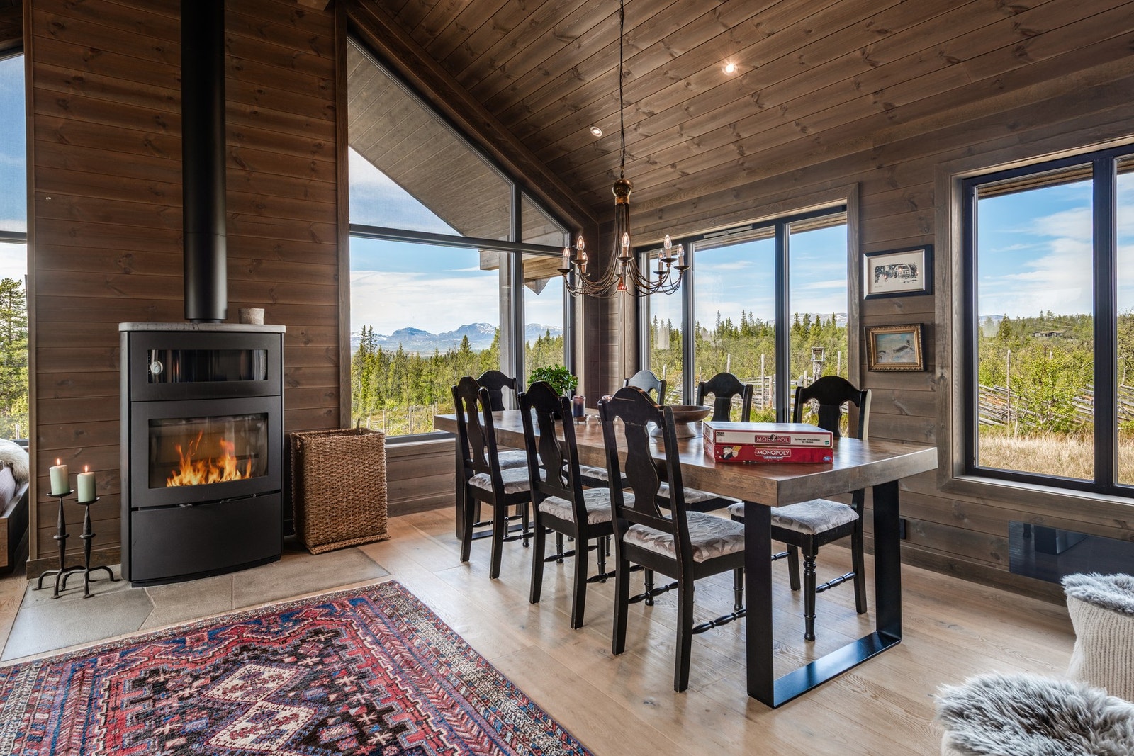 Midt i stuen er det en peis som varmer godt på kalde vinterdager Galleribilde