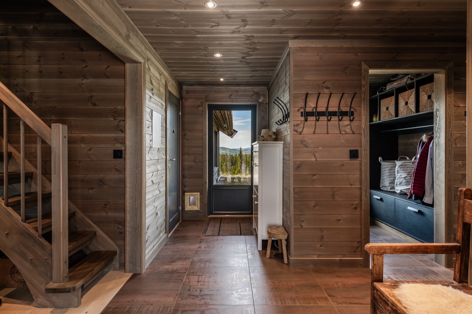 Fra hallen kommer man rett inn til garderoben Galleribilde