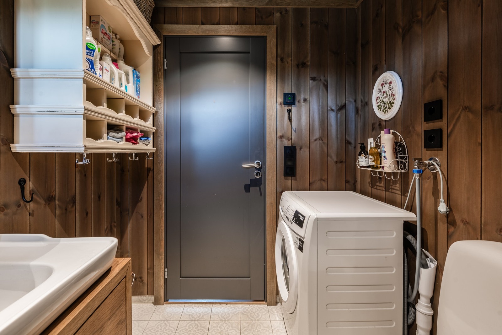 Badet har oppegg for vaskemaskin Galleribilde