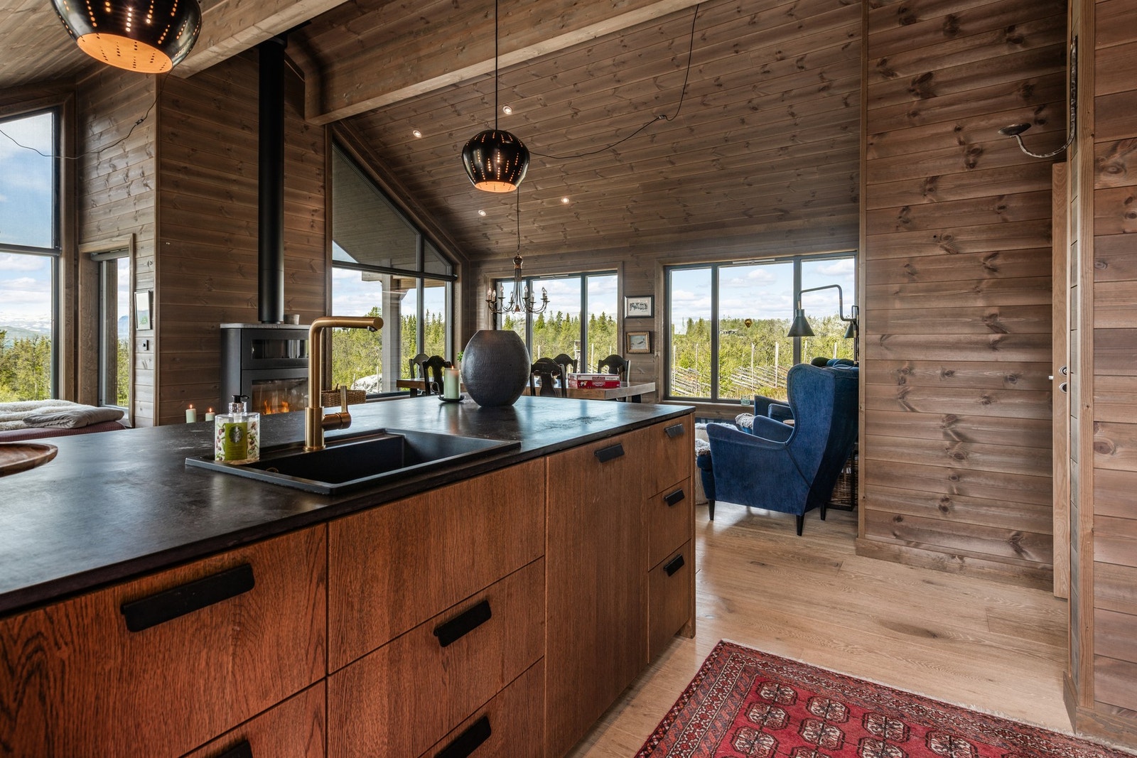 Nyt utsikten mens hytten fylles av deilige dufter Galleribilde