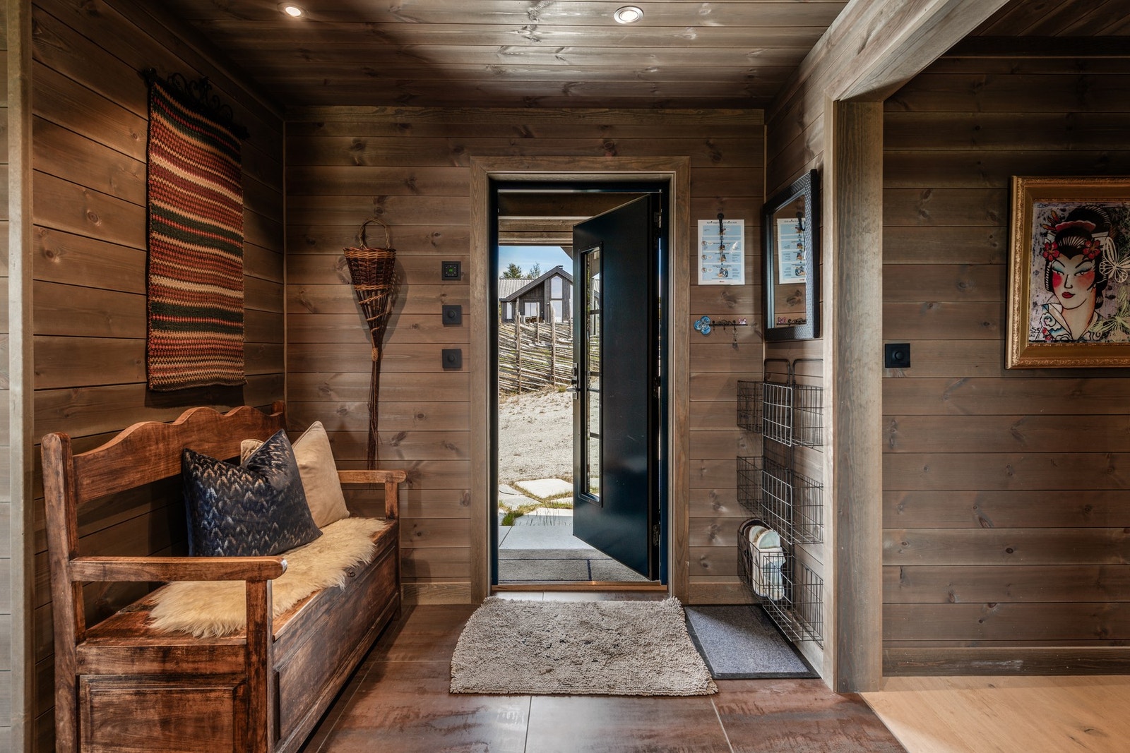 Flislagt hall med smart oppbevaring til skotøy Galleribilde