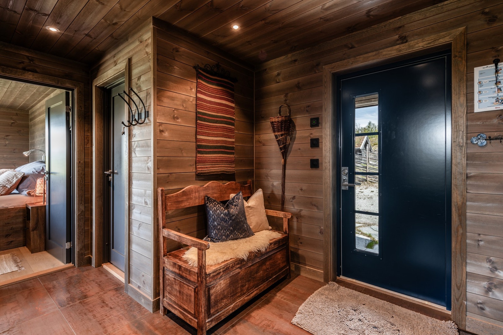 Flislagt hall med lekkert interiør Galleribilde