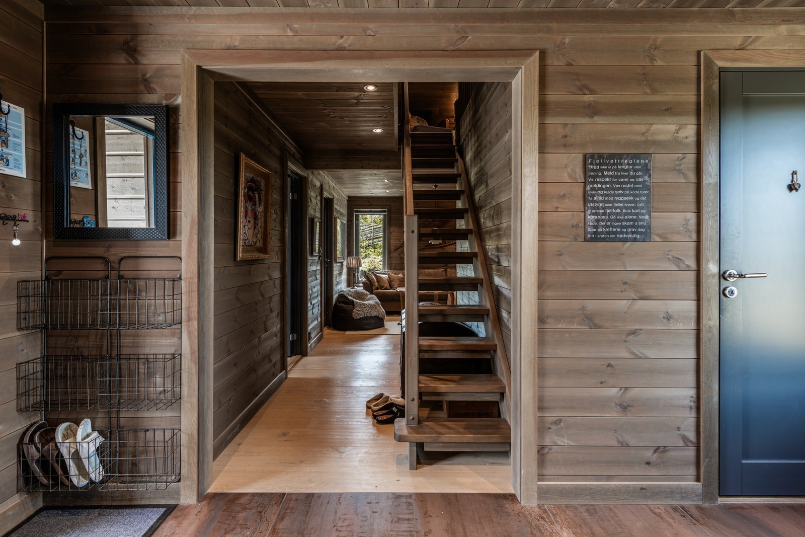 Hytten er stilig innredet i lune toner Galleribilde