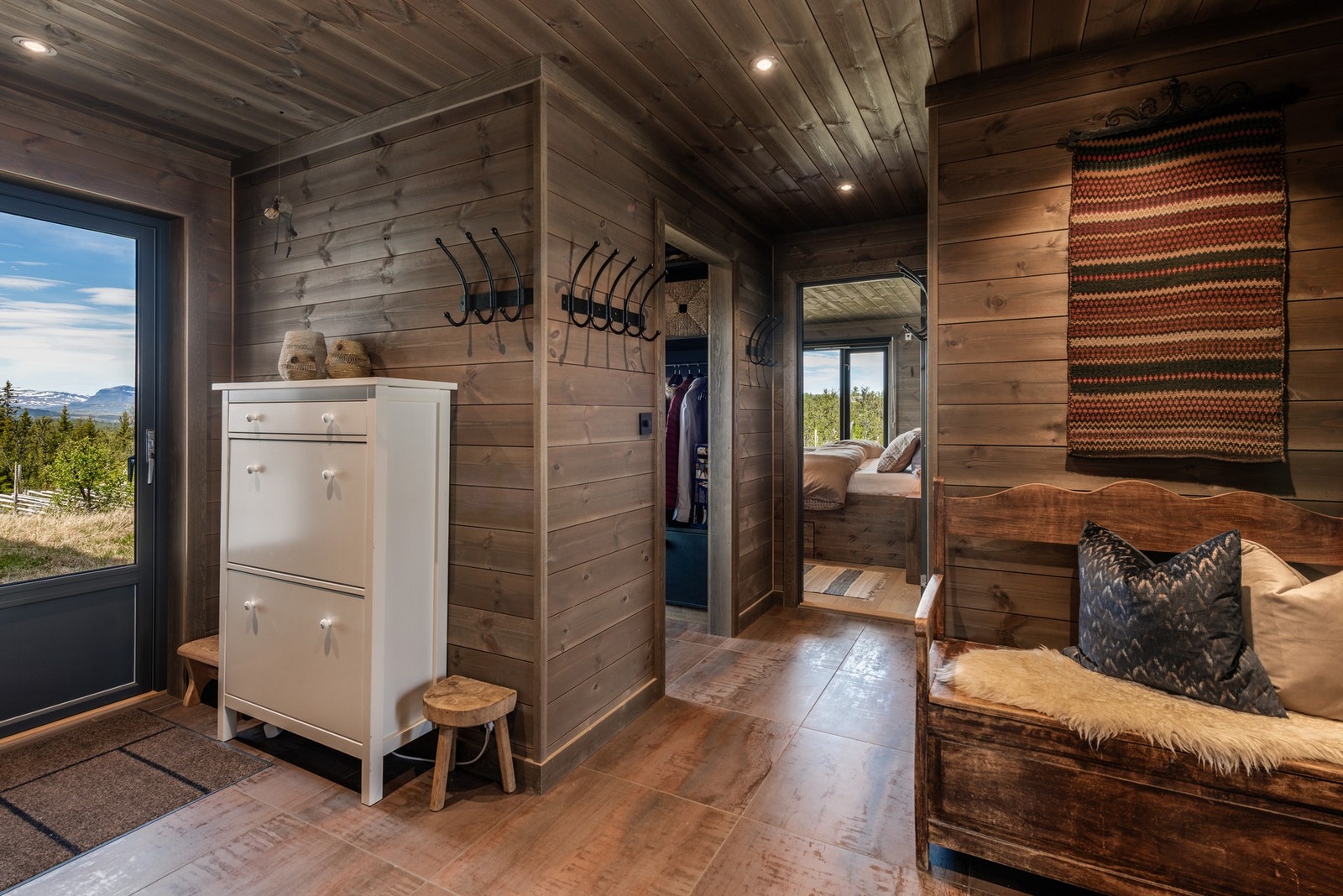 Flislagt hall med lekkert interiør Galleribilde