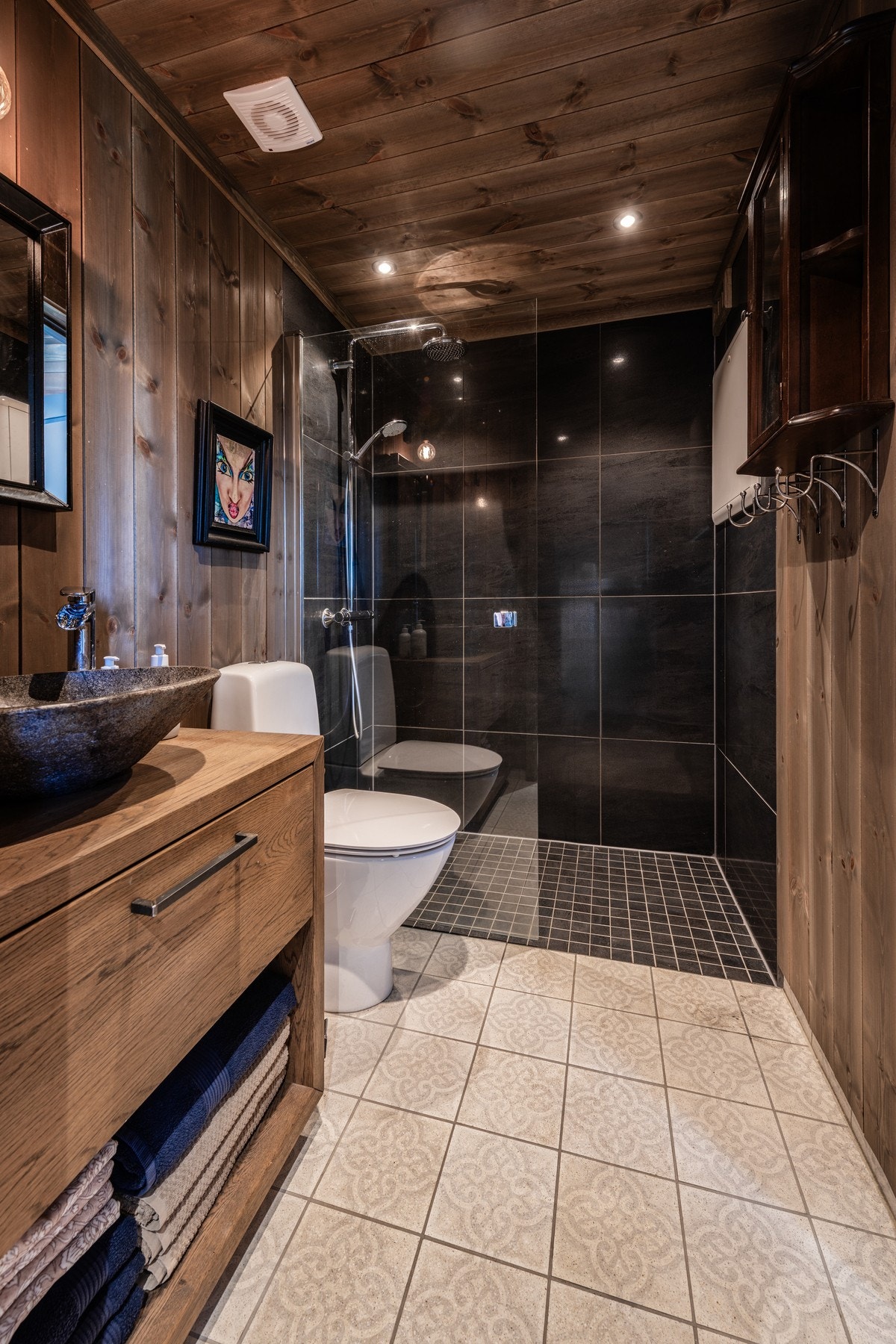 Stilig bad med stor dusj Galleribilde