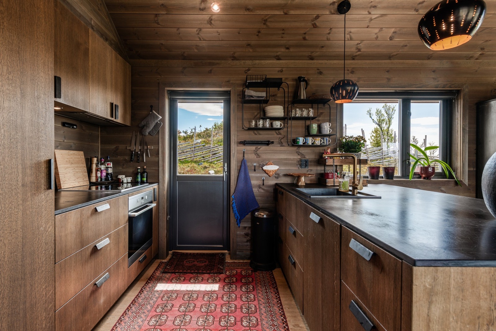 Kjøkkenet har god benkeplass og gjør det enkelt å trylle frem de lekreste retter Galleribilde