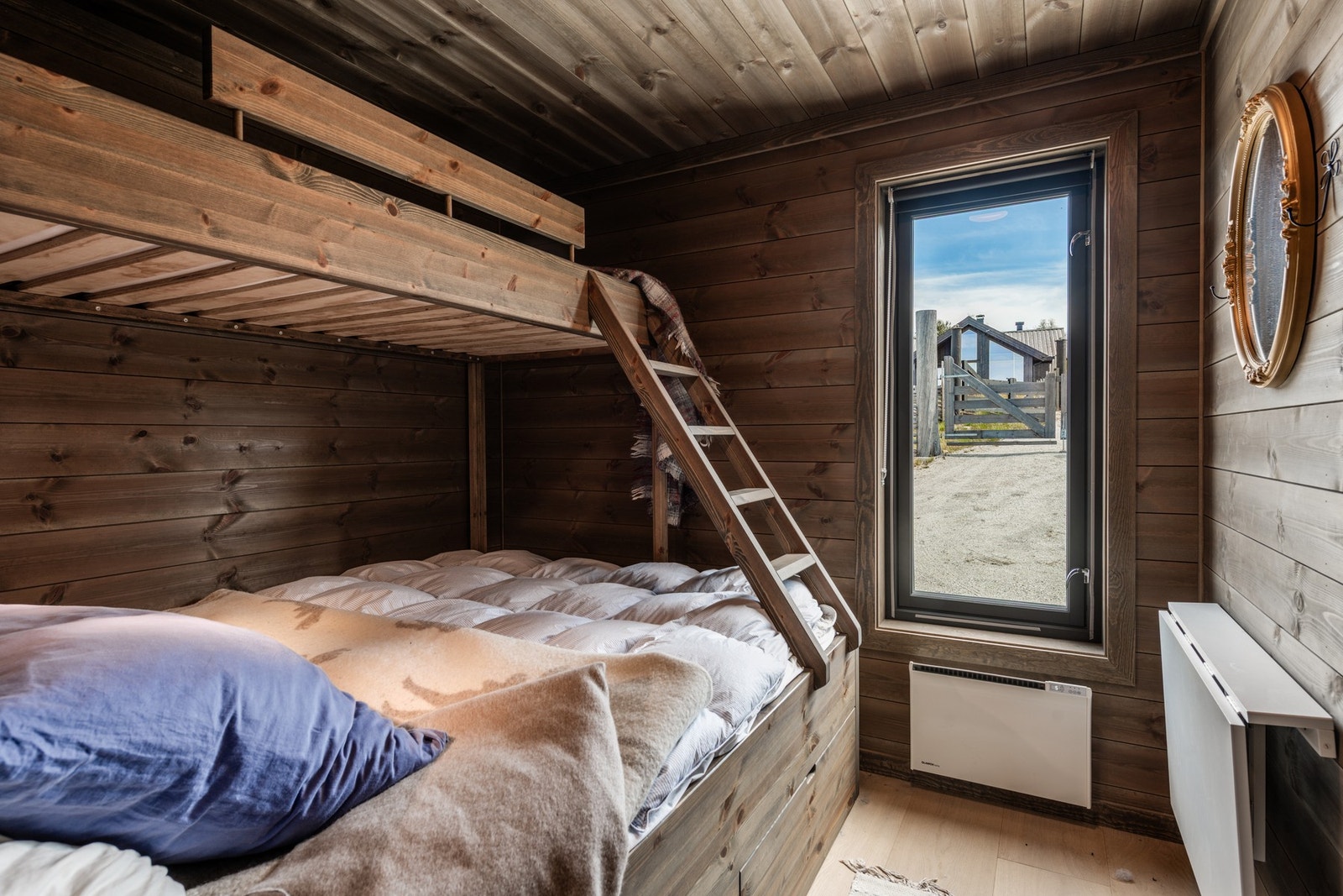 Soverom med stort vindu og god sengeplass Galleribilde