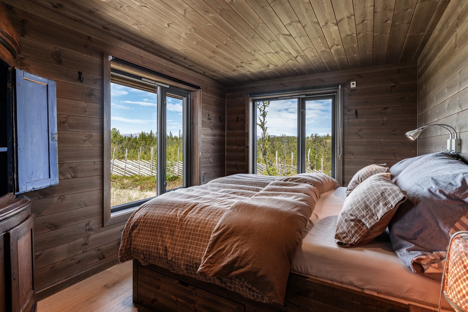 Soverommet har en lun atmosfære og naturen tett på Galleribilde