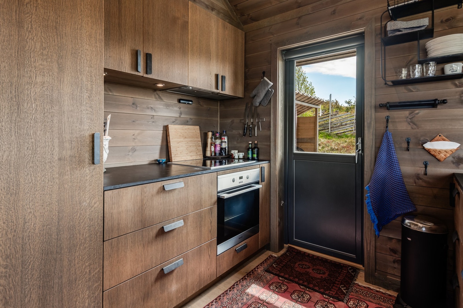 Fra kjøkkenet er det utgang til terrassen Galleribilde