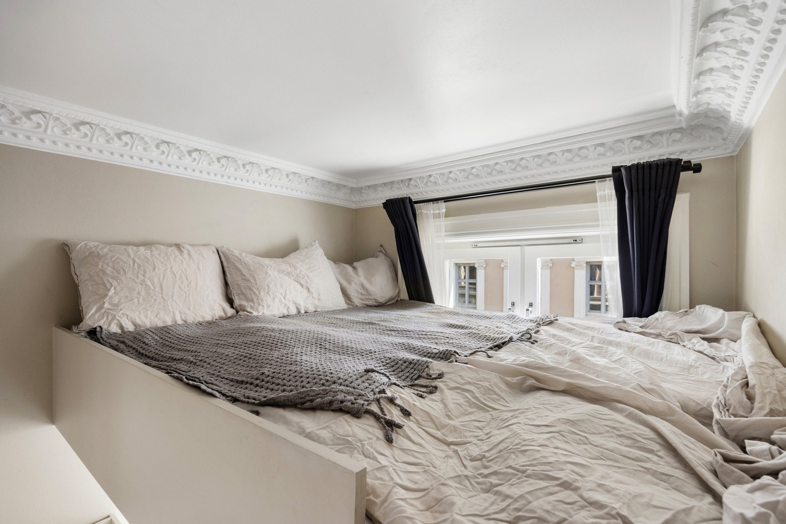 Soverom 3 - Hemsen gir en koselig soveplass med vindu og naturlig lys, samtidig som gulvplassen frigjøres til lek eller oppbevaring Galleribilde