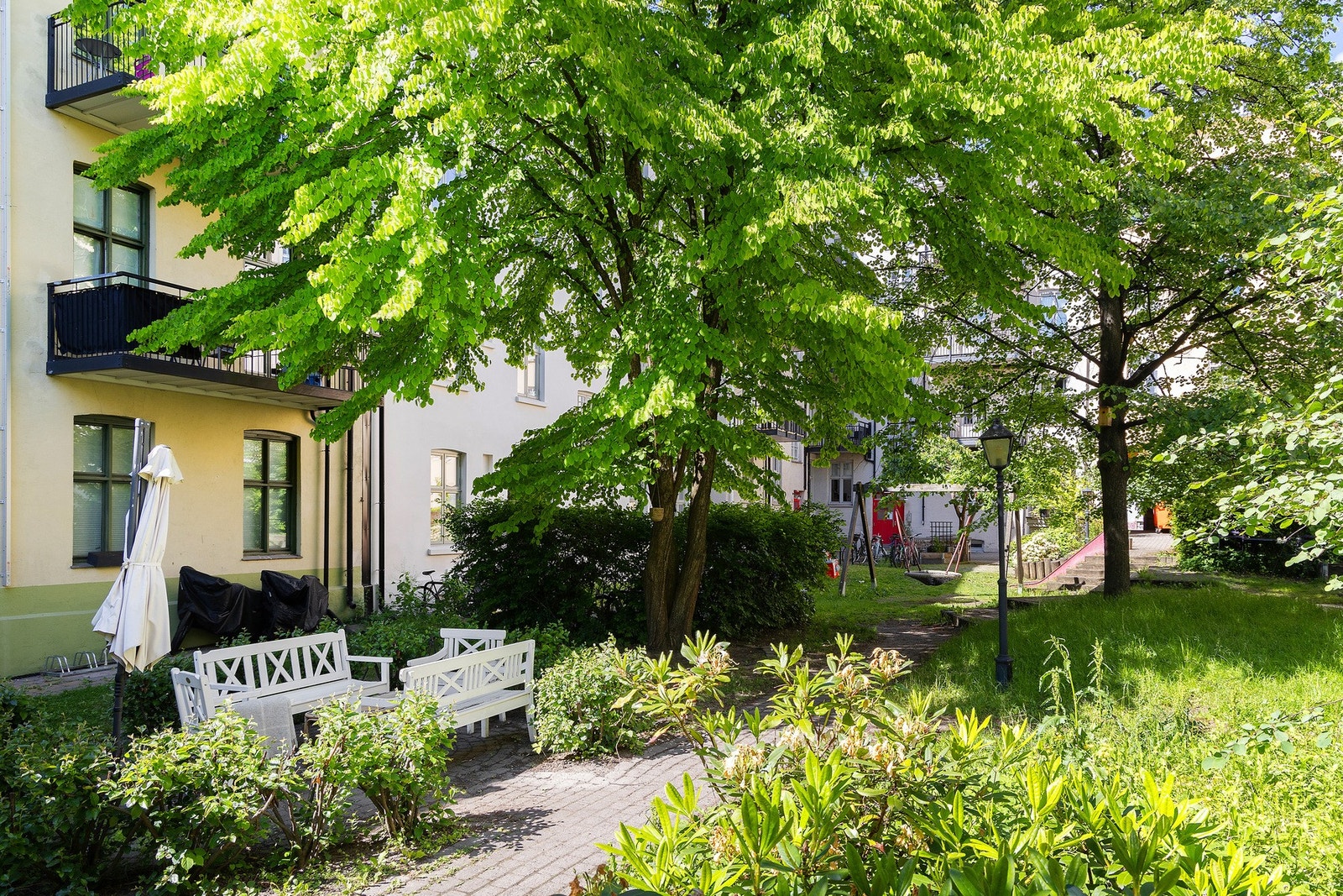 Bakgården er barnevennlig og det er tilrettelagt for lek Galleribilde