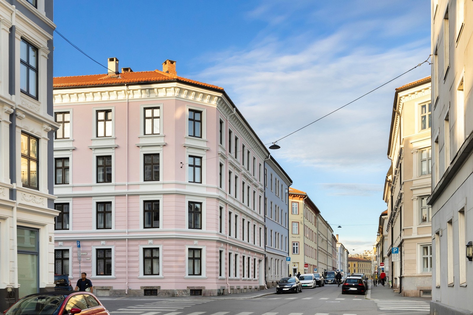 Elegant og velholdt bygård fra 1888 med klassisk fasade - nylig totalrenovert med ny puss og maling i 2024/2025. Fasaden fremstår som stilfull og godt vedlikeholdt, og bygget har fått nytt tak og renoverte pipeløp i samme periode Galleribilde