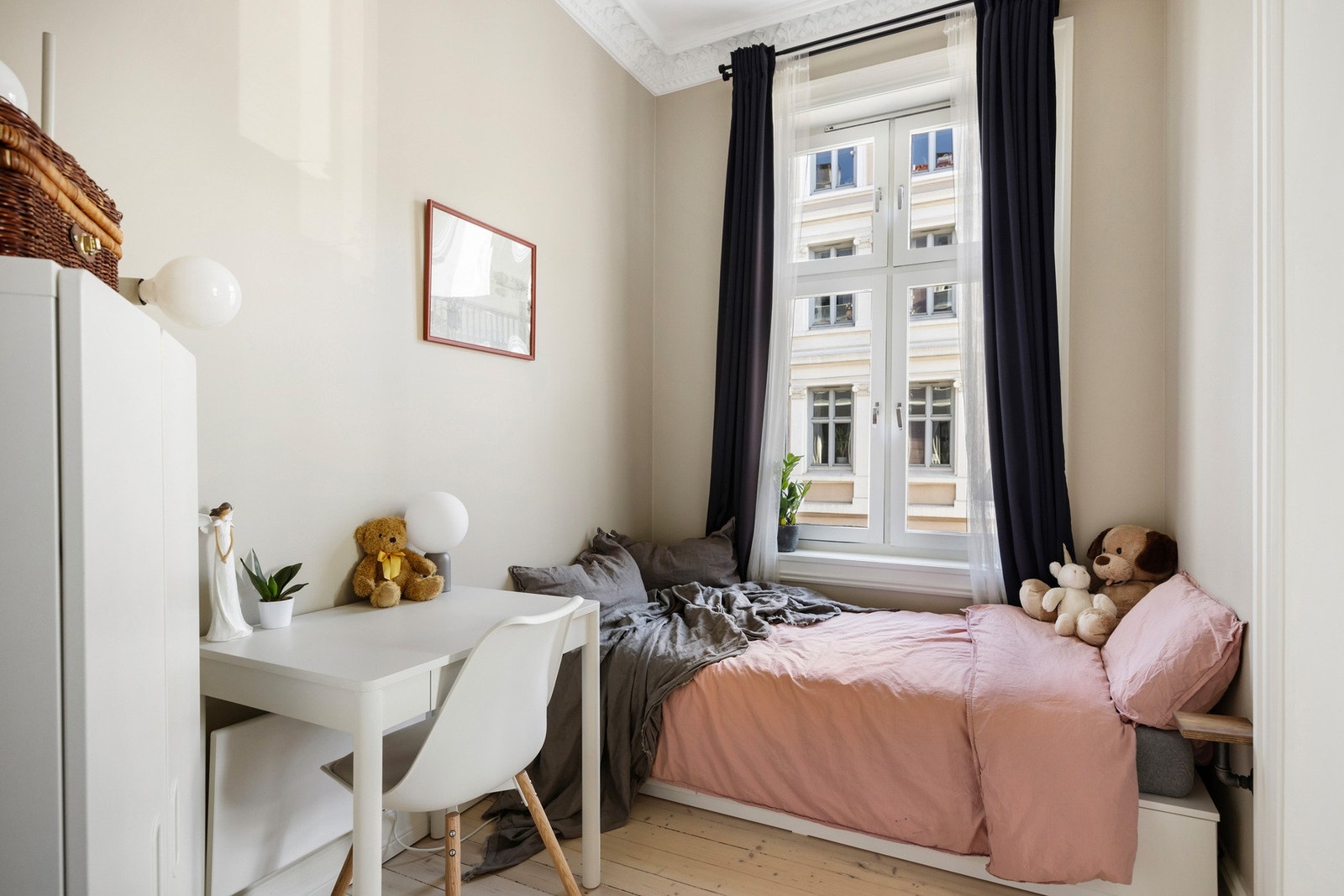 Soverom 2 - lyst og innbydende rom med flotte originale detaljer som stukkatur og doble fløydører som inngang fra stuen Galleribilde